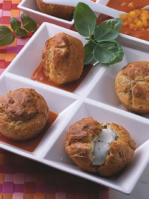 Pikante Muffins mit Tomaten-Paprika Sauce