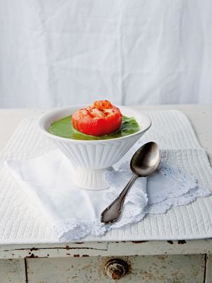 Basilikumsuppe mit gefüllter Tomate